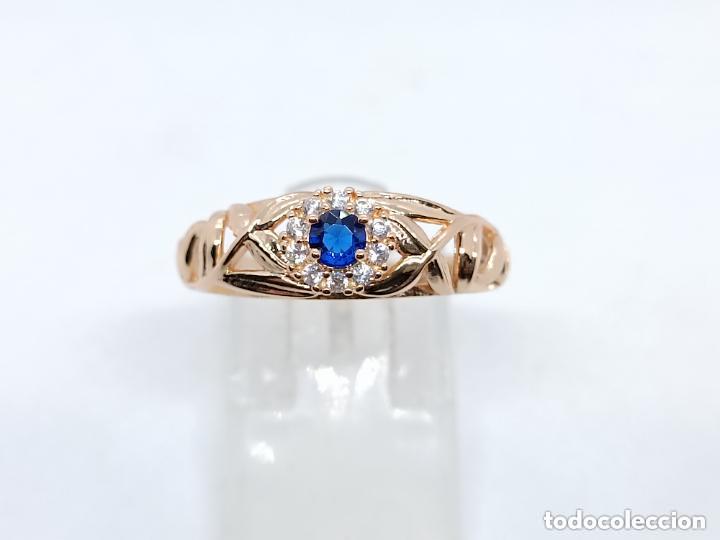 Joyeria: Elegante anillo de lujo en oro contrastado de dise&ntilde;o calado con zafiro