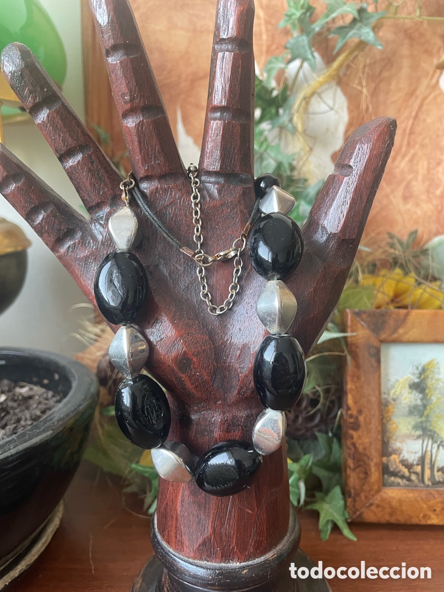 Jewelry: collar de piedra con detalles plateados