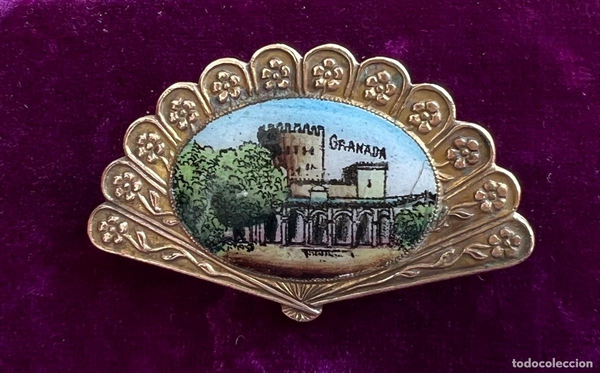 Gioielleria: Antigua insignia o broche esmaltado de Granada con forma de abanico