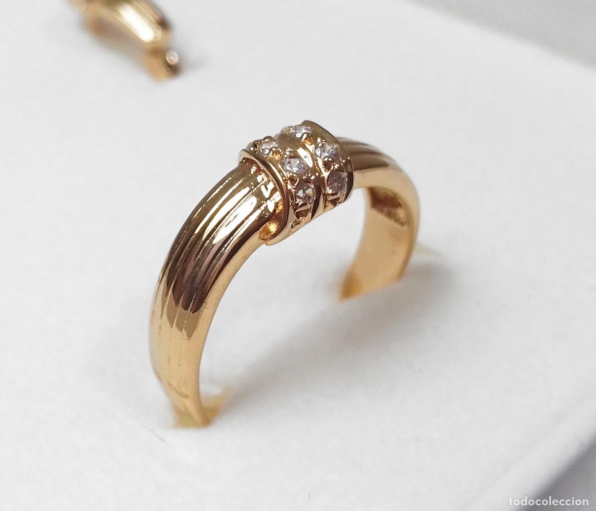 Joyeria: Juego de anillo y pendientes cl&aacute;sicos de plata de ley ba&ntilde;ados en oro con circonitas