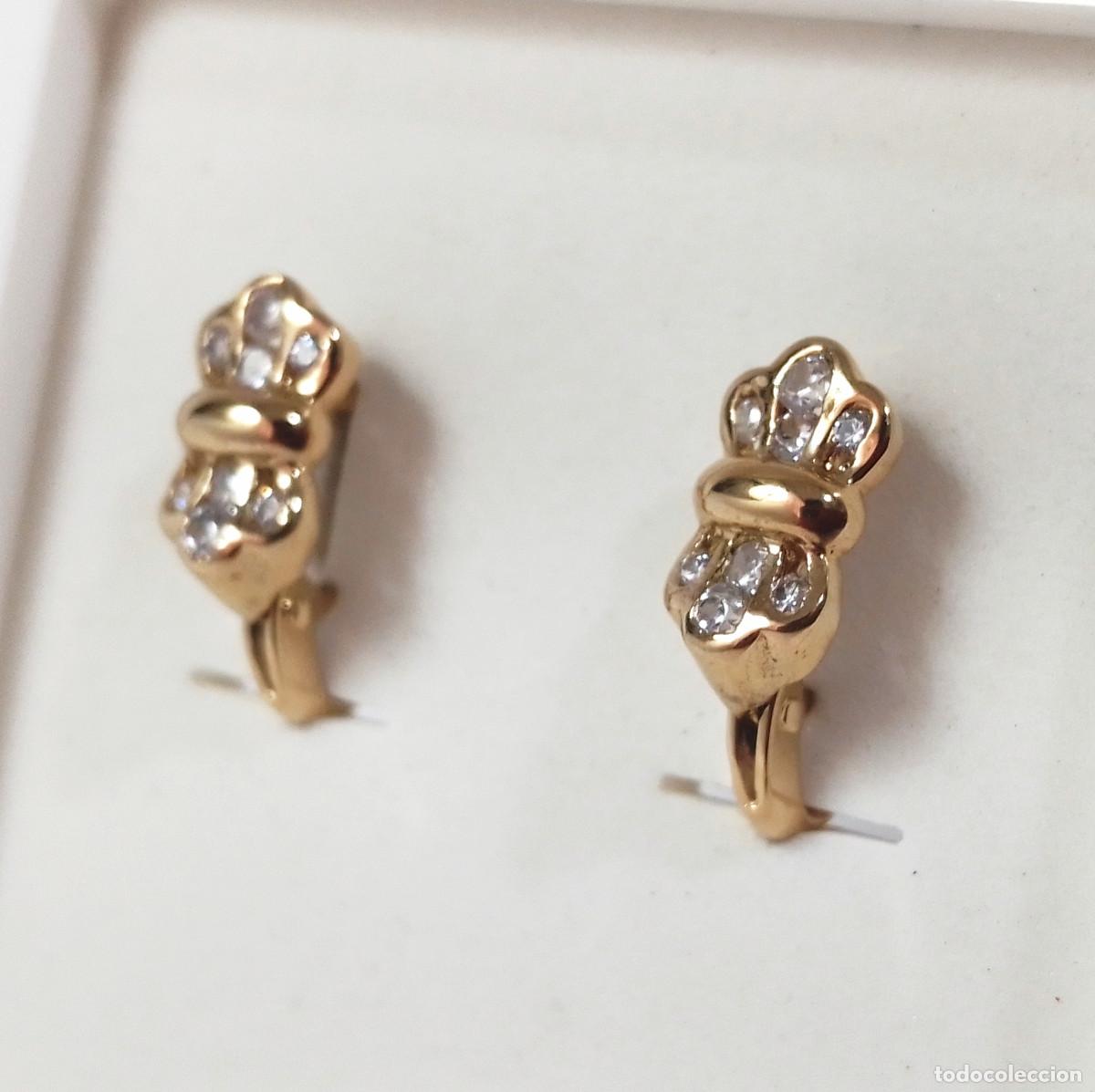 Joaillerie: Pendientes cl&aacute;sicos de plata de ley ba&ntilde;ados en oro con circonitas