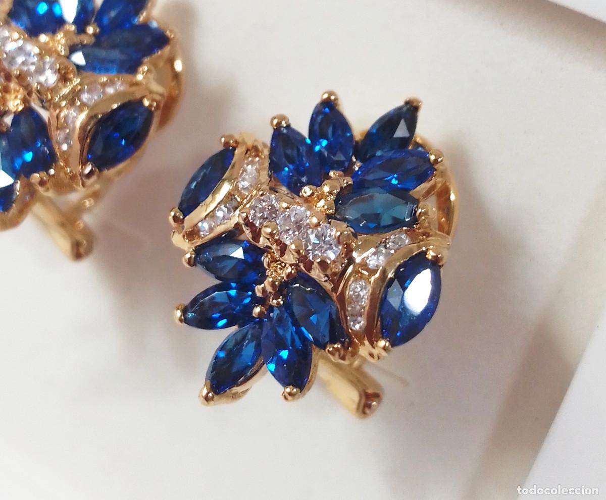 Jewelry: Pendientes cl&aacute;sicos de plata de ley ba&ntilde;ados en oro con circonitas blancas y color zafiro