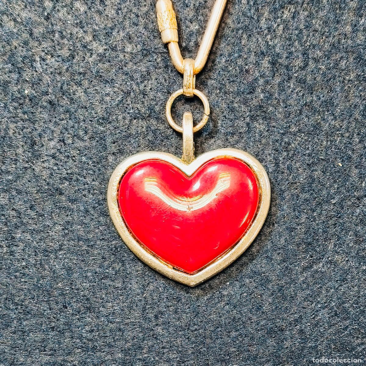 Joyeria: LLAVERO CON CORAZON EN ESMALTE ROJO INGLES. METAL PLATEADO. A&Ntilde;OS 60-70