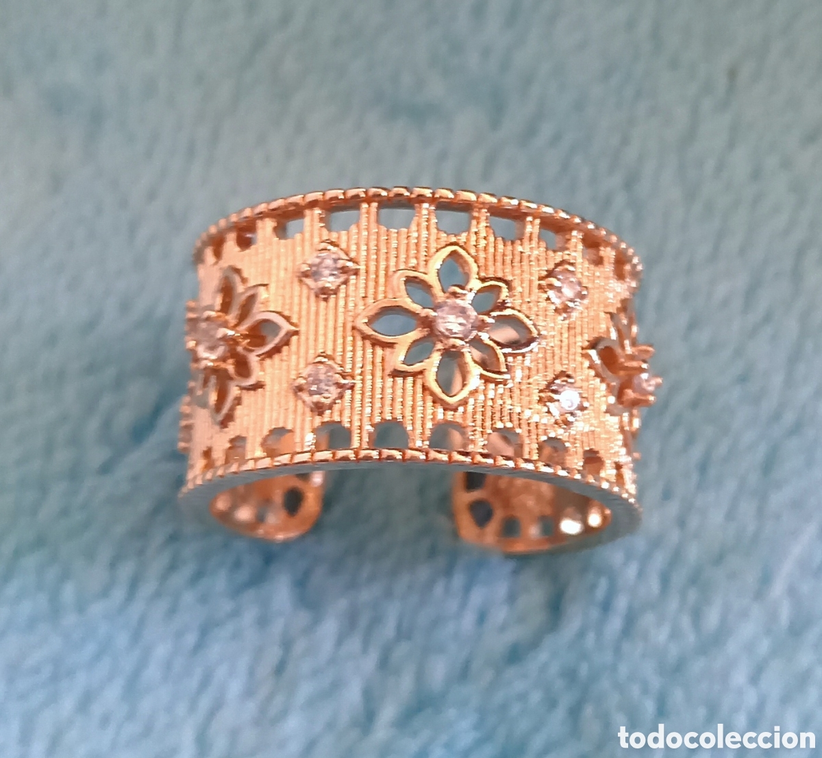 Joyeria: Original anillo dorado calado con incrustaciones brillantes. Abierto ajustable 12mm ancho Muy bonito