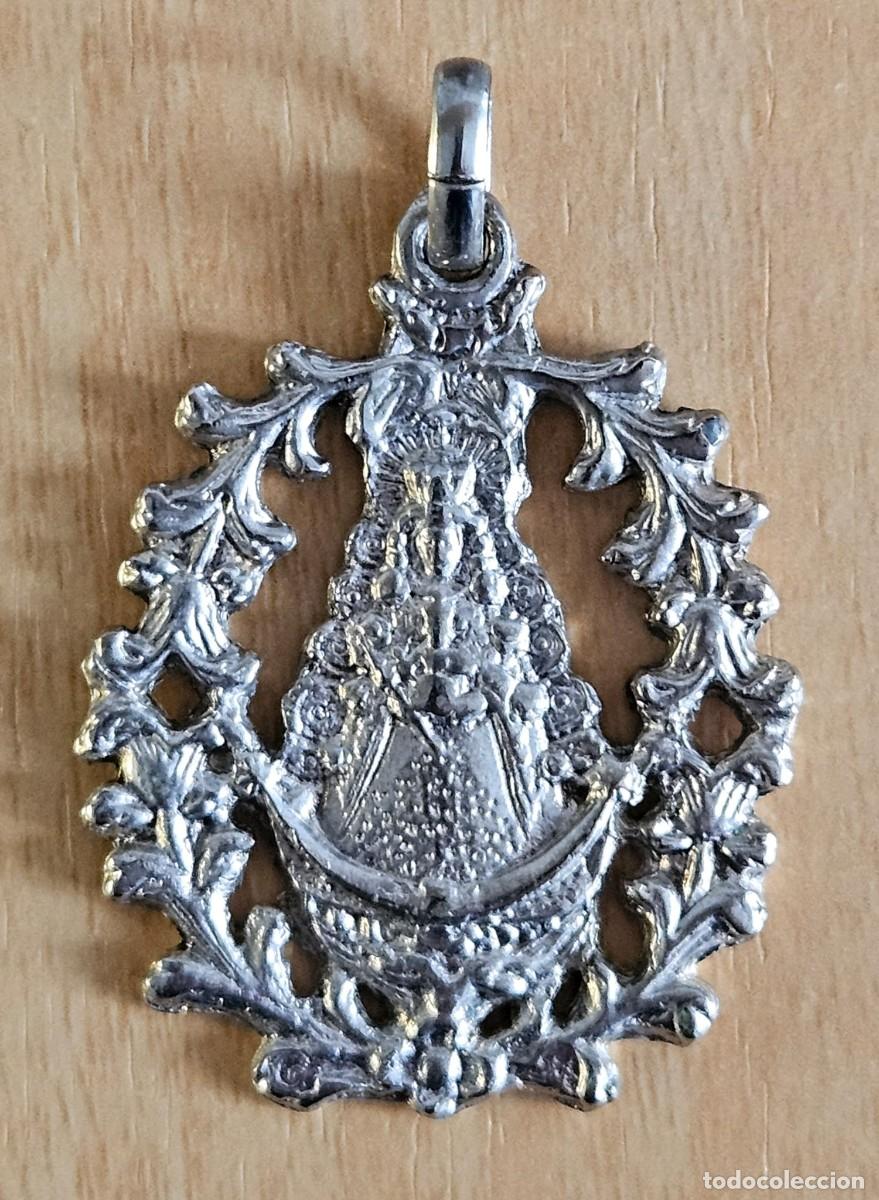 Joyeria: GRAN COLGANTE PARA CADENA O CORD&Oacute;N - Virgen Del Roc&iacute;o (En metal plateado) -Peso 15,55 gr. - 45x35mm.