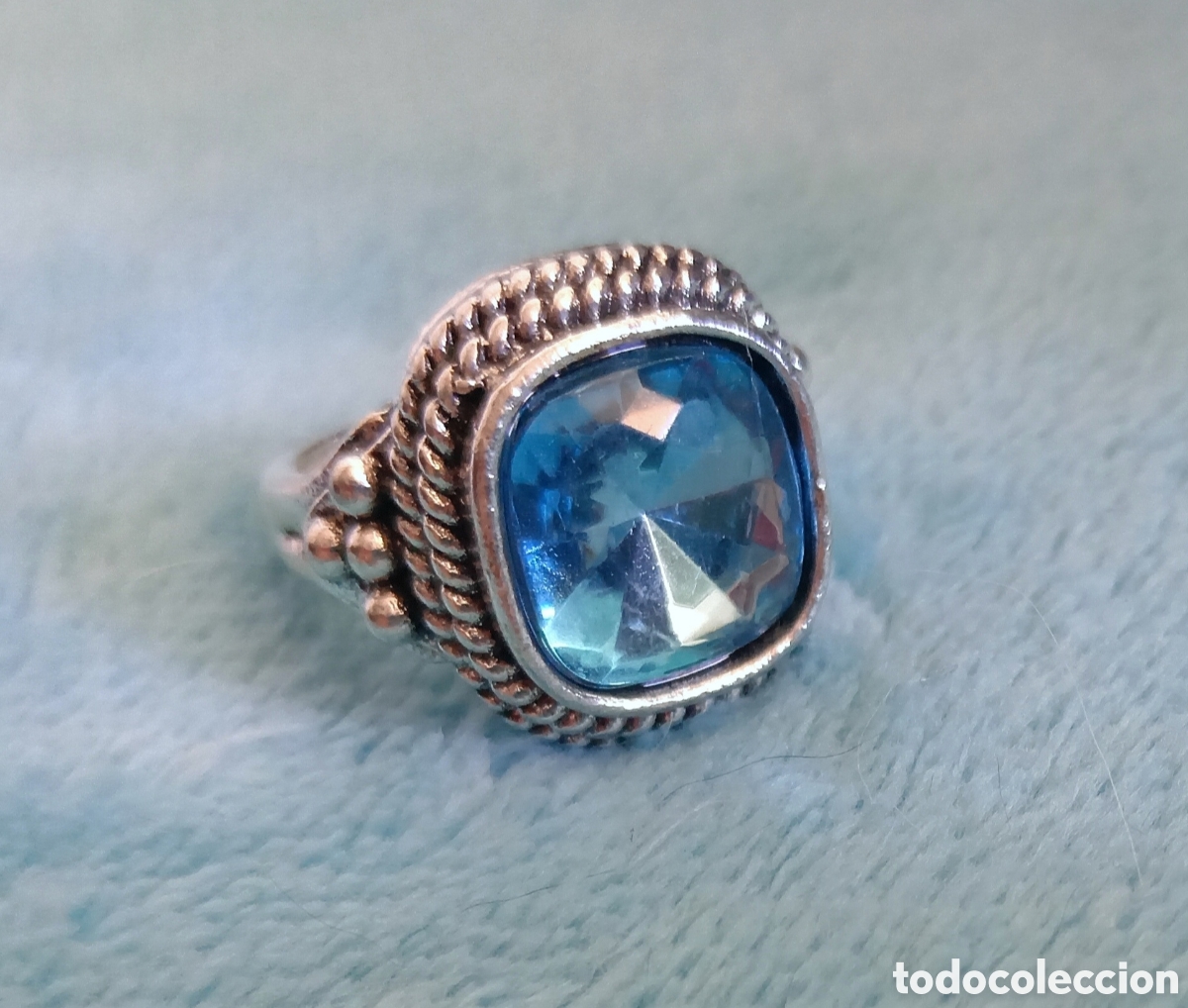 Joyeria: Original anillo color plata vieja cuadrado con incrustaci&oacute;n azul. 1,5cmx1,9cm. 18mm di&aacute;m. Muy bonito