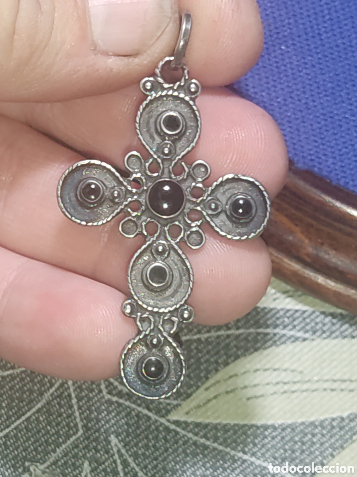 Joyeria: Colgante & cruz de plata 2 contrastes y azabache,dise&ntilde;o Santiago de Compostela.