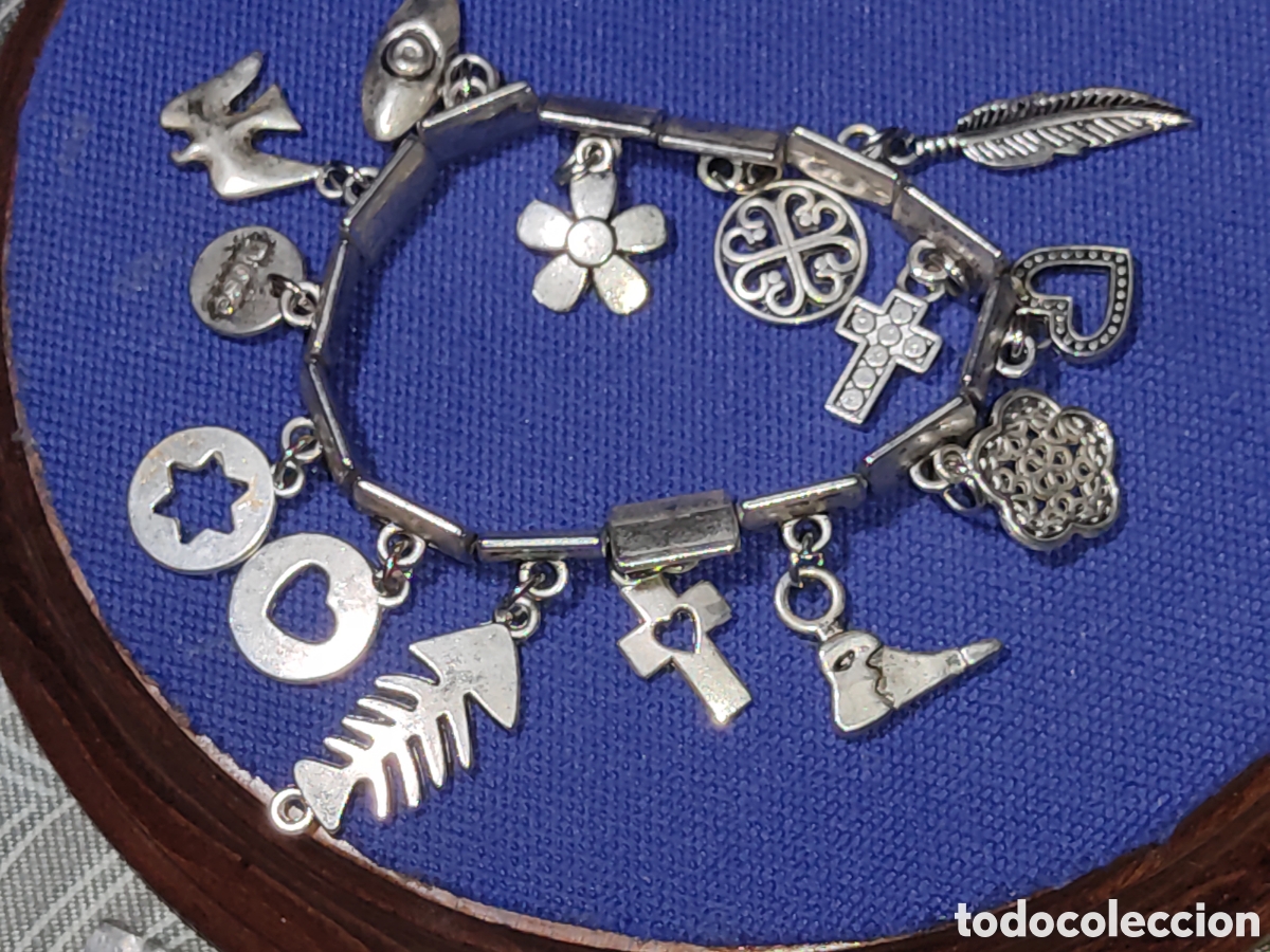 Joyeria: Pulsera Diosa de metal plateado con variados colgantes.