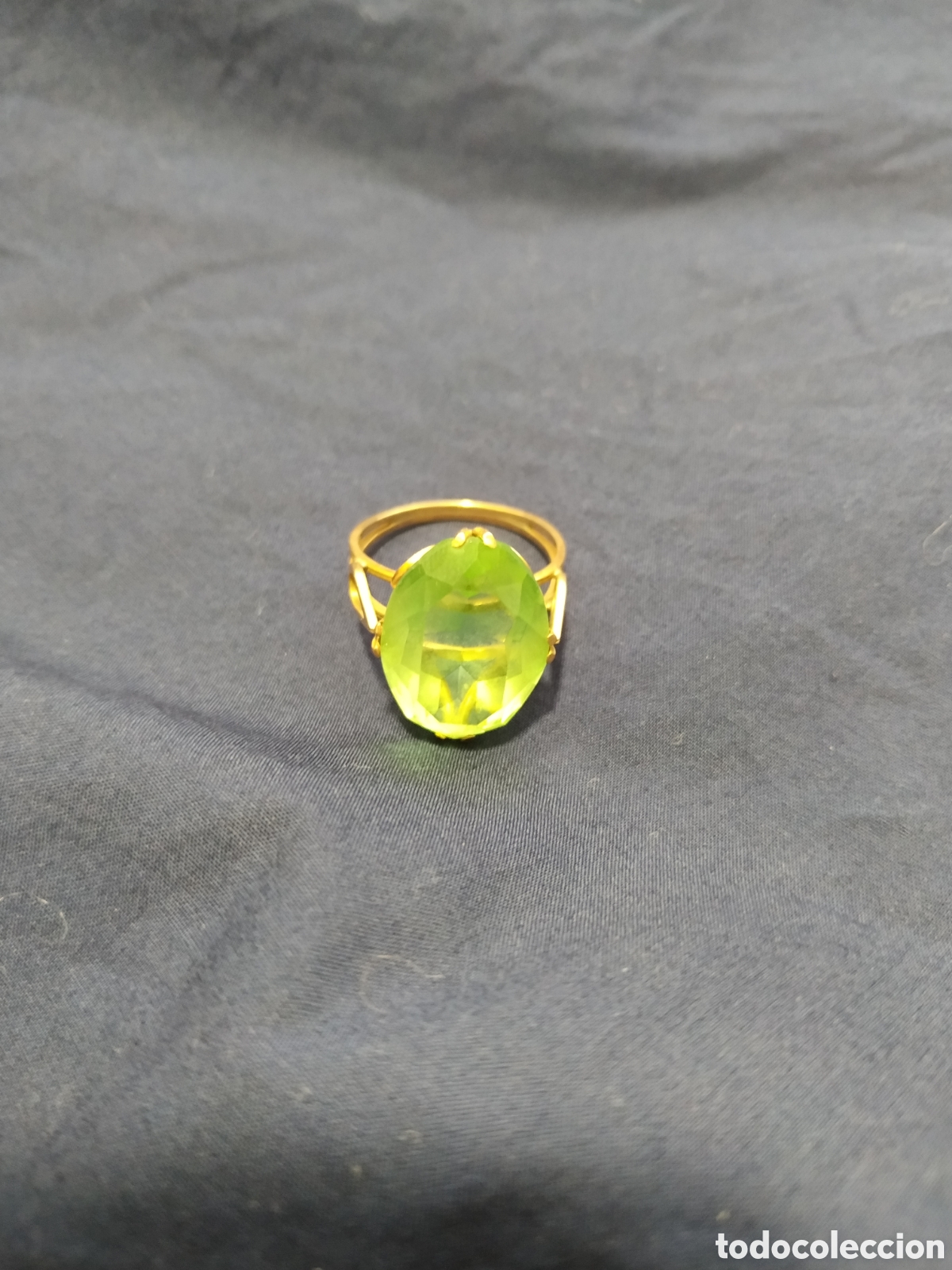 Joyeria: Anillo de oro y olivina .Art deco .Hacia 1930