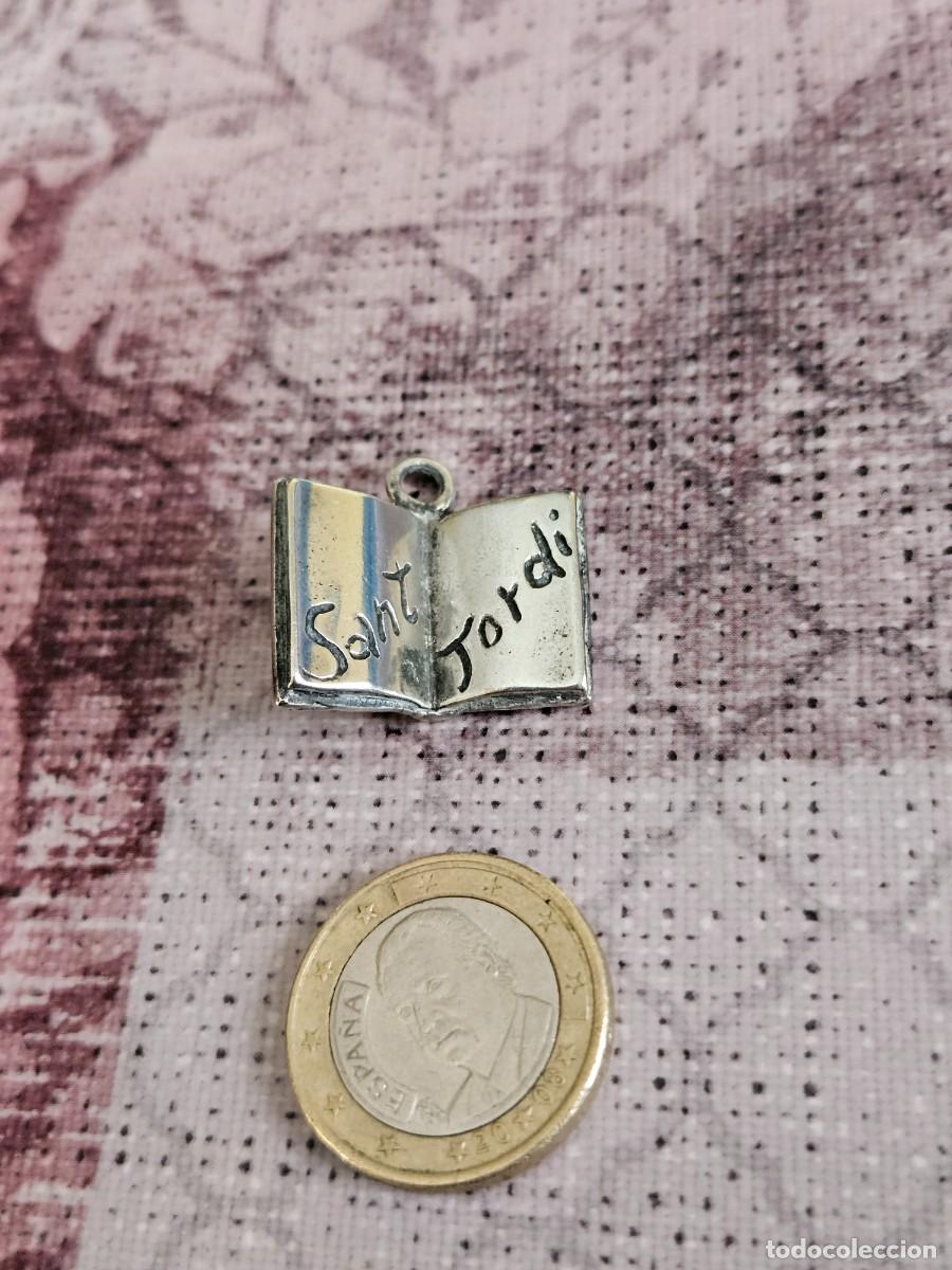 Joyeria: Antiguo Colgante Plata Con Forma De Libro Abierto Con Grabado &rdquo; Sant Jordi&rdquo;.