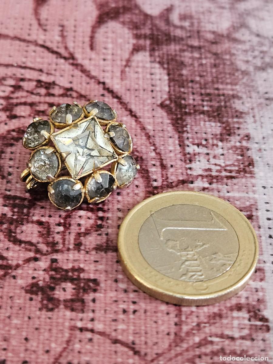 Joyeria: Antiguo Broche Decorado Cristales Tonos Verdes Y Uno Central Transparente, Estilo Victoriano.
