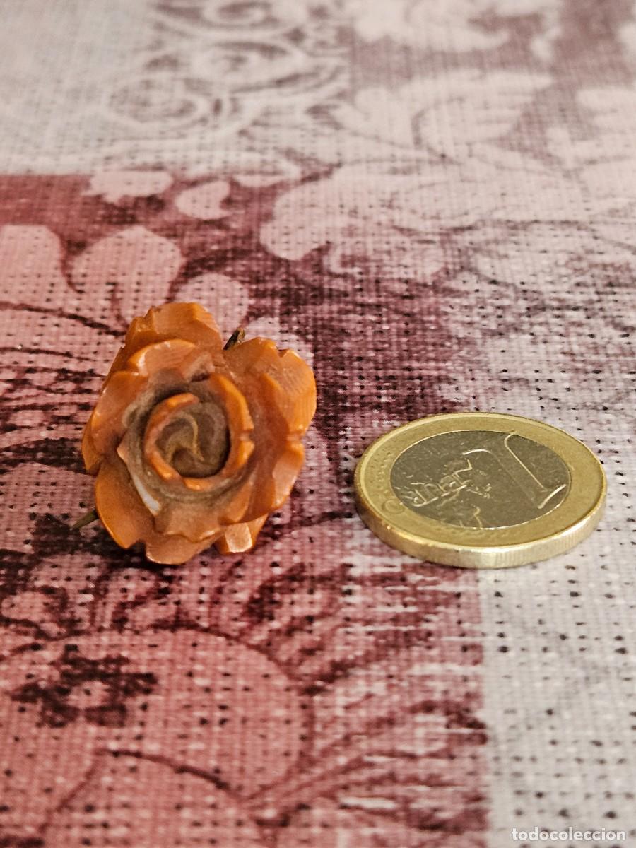 Joyeria: Antiguo Y Bonito Broche Imperdible En Forma De Rosa Tallada De Baquelita De 1940.