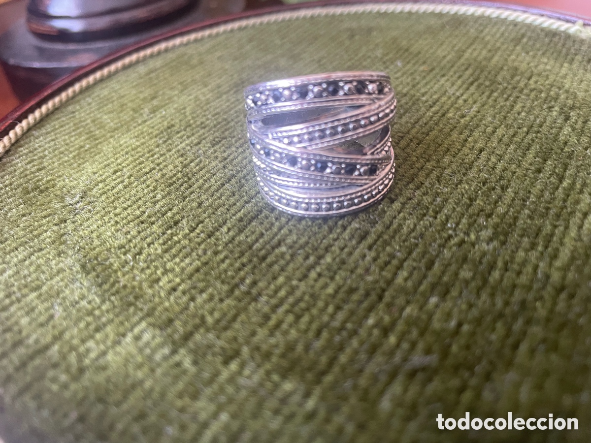 Joyeria: anillo de color plateado con cristales