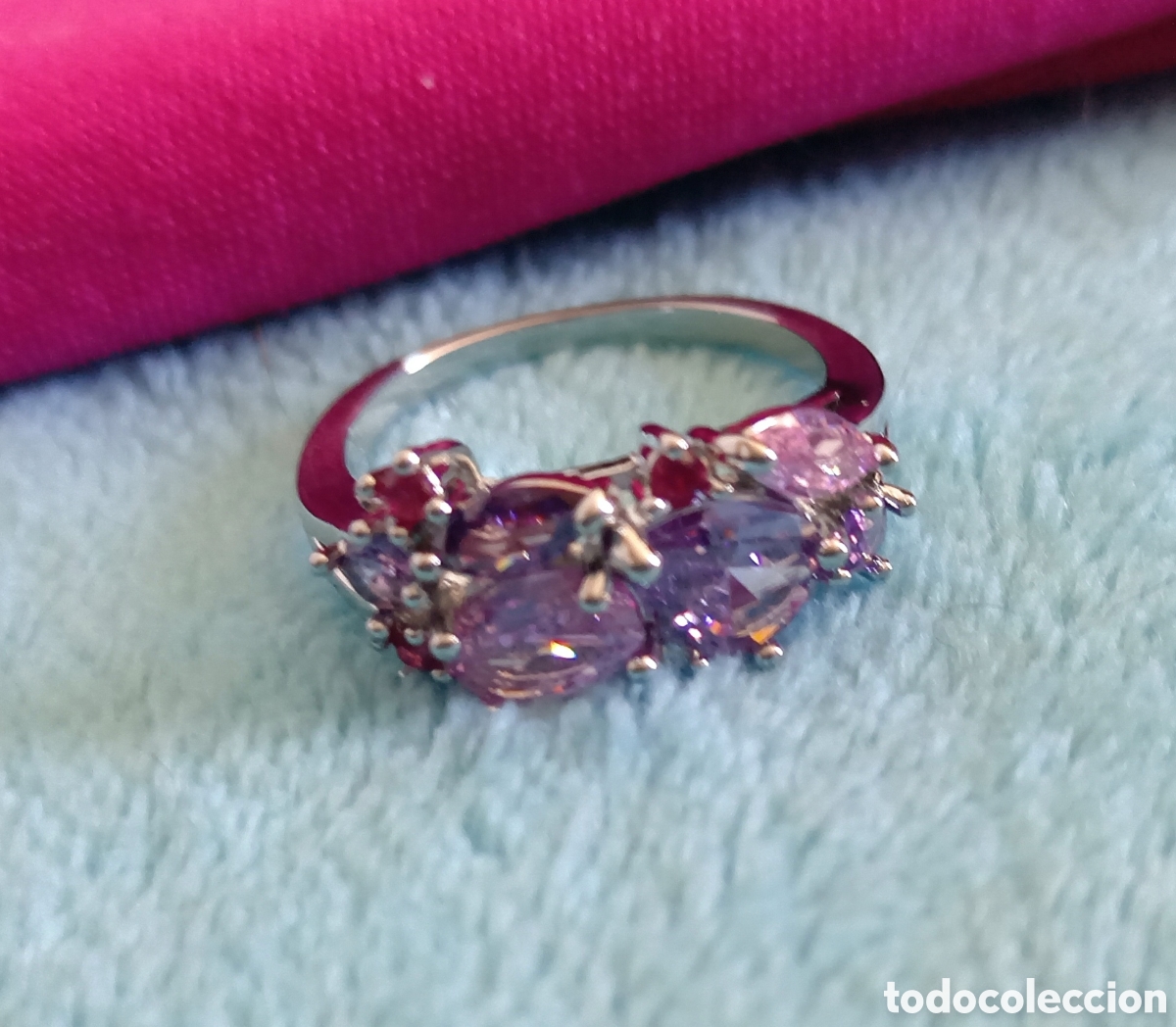 Joyeria: Original anillo plateado con incrustaciones brillantes variadas lilas, rosa. 18mm di&aacute;m. Muy bonito