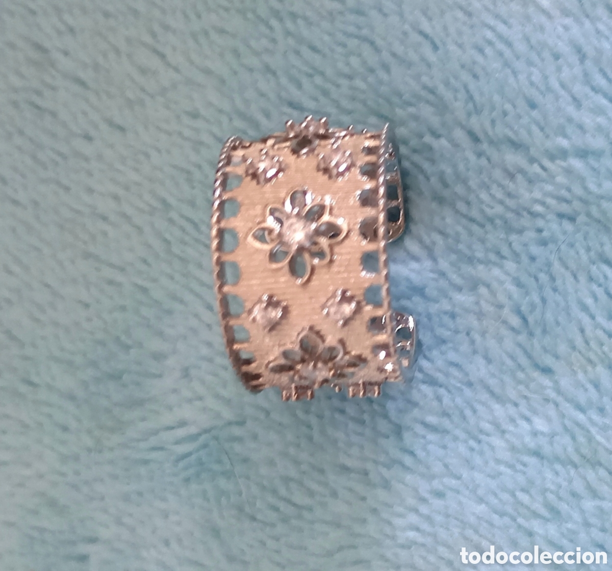 Joyeria: Original anillo plateado calado con incrustaciones brillantes. Abierto ajustable 12mm ancho. Muy bon
