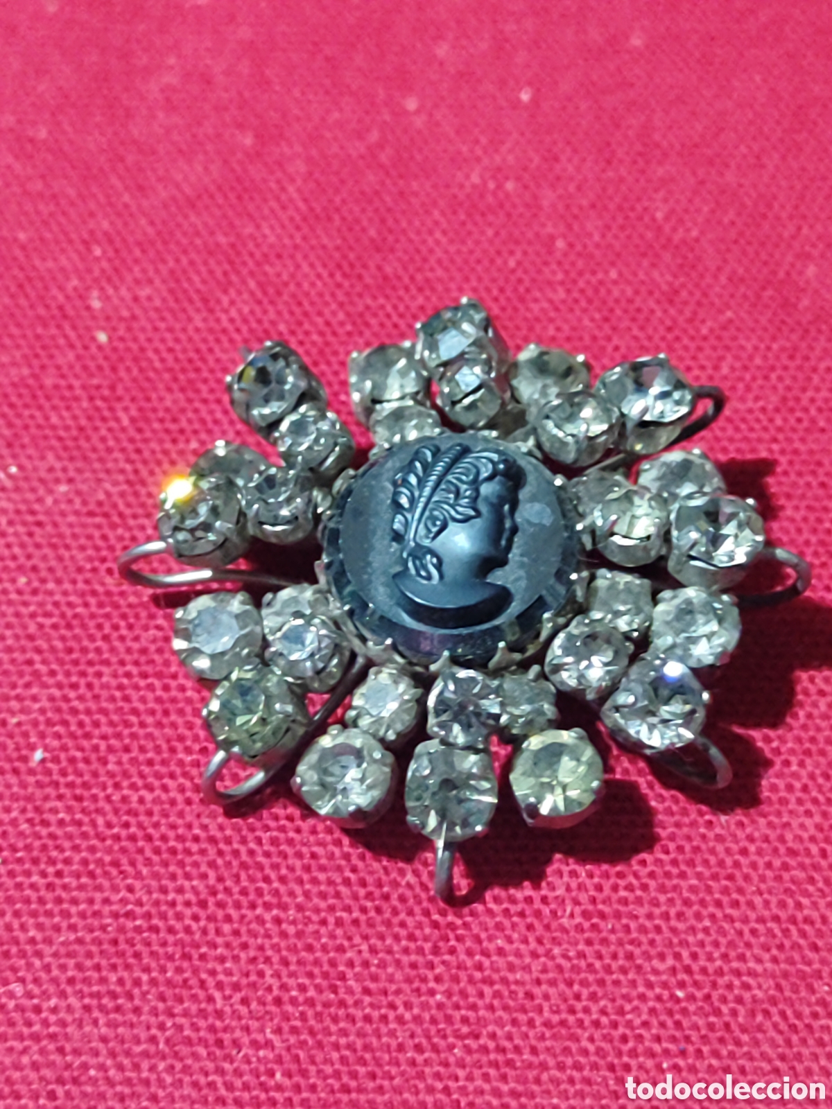 Joyeria: Original broche con &rdquo;cristales&rdquo; y camafeo