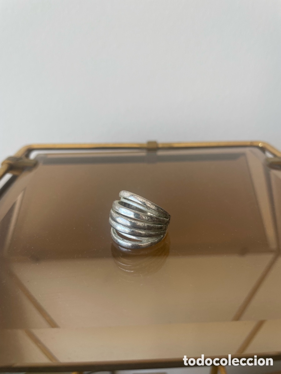 Joyeria: anillo de color plateado