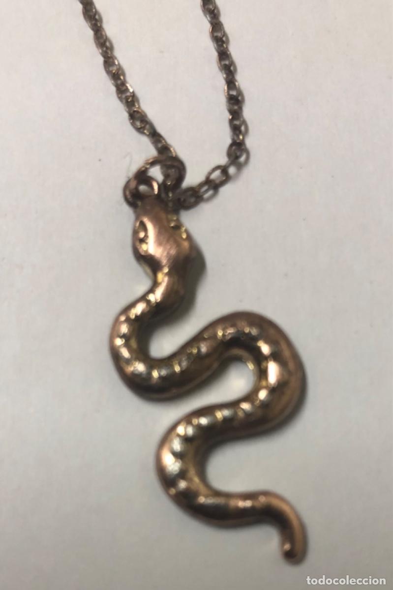 Joyeria: CADENA COLGANTE CON ADORNO DE SERPIENTE EN METAL DORADO