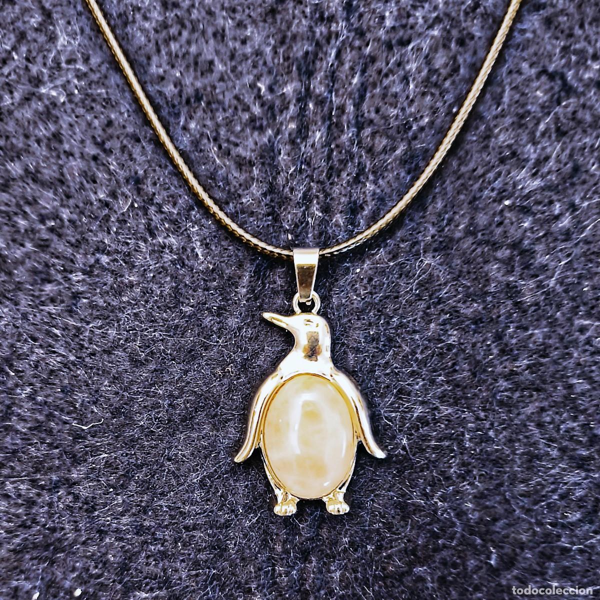 Joyeria: COLGANTE PINGUINO DE ALPACA CON CABUJON CUARZO ROSA Y CORDON. MED. 45 X 25 MM ALPACA PLATEADA