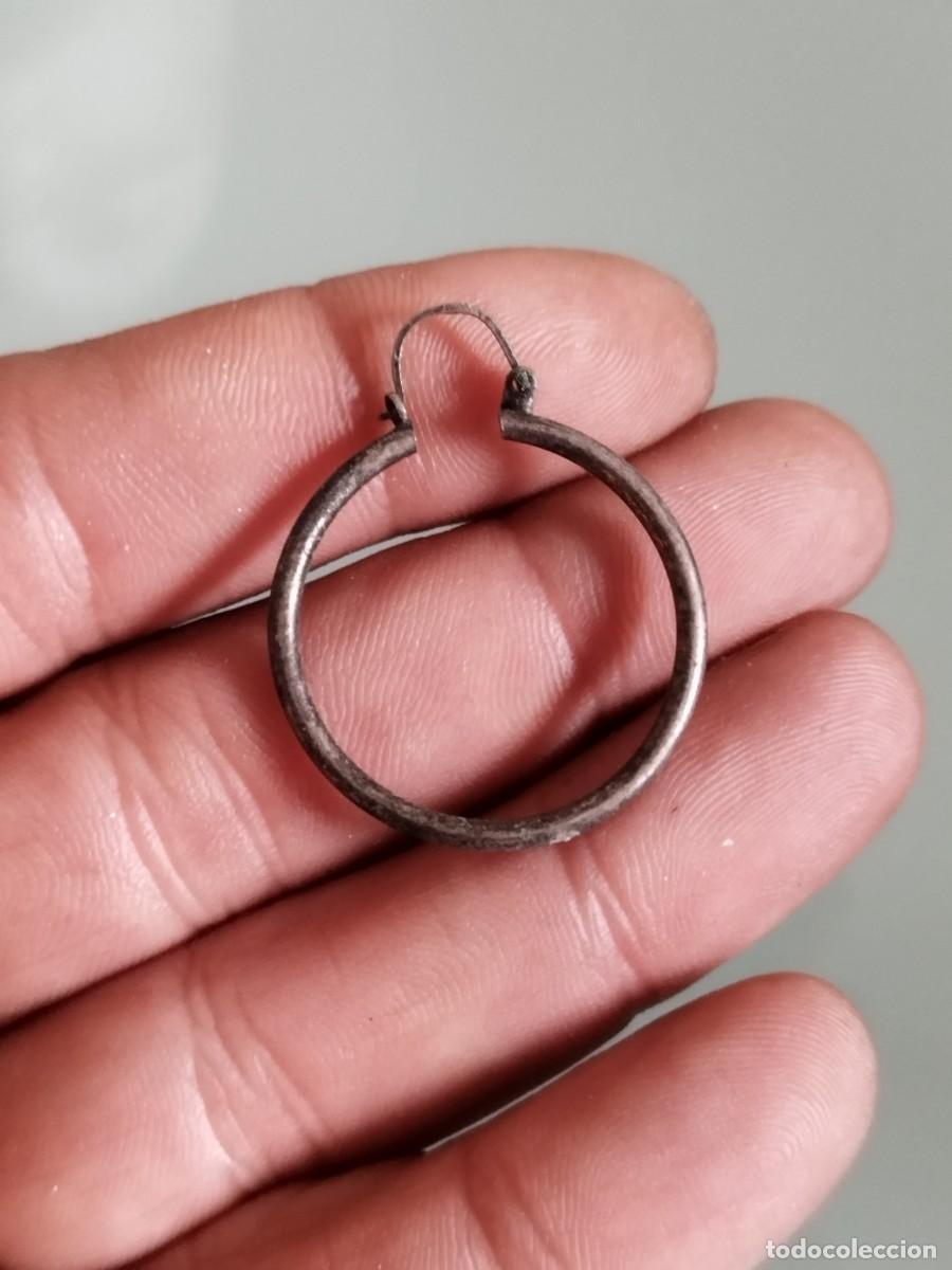 Joyeria: Antiguo pendiente, aro de metal plateado a identificar. Solo uno.