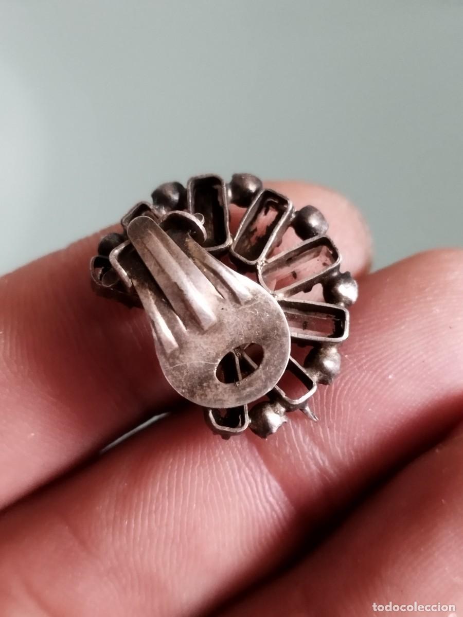 Joyeria: Antiguo pendiente forma de flor con pedrer&iacute;a a identificar y restaurar.