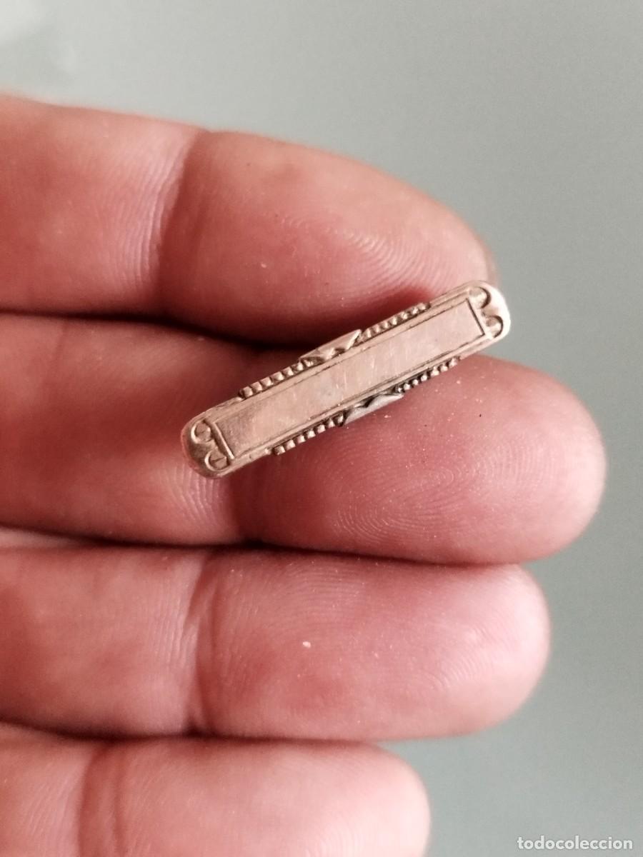 Joyeria: Antiguo broche de metal plateado a identificar. Tipo placa identificativa.