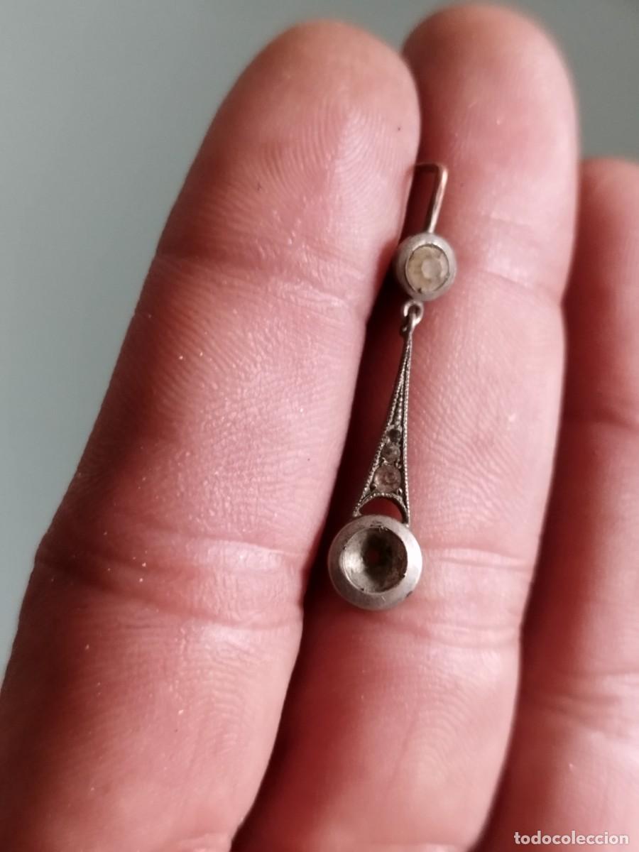 Joyeria: Antiguo pendiente de metal plateado a identificar. Desparejado, con pedrer&iacute;a a identificar.