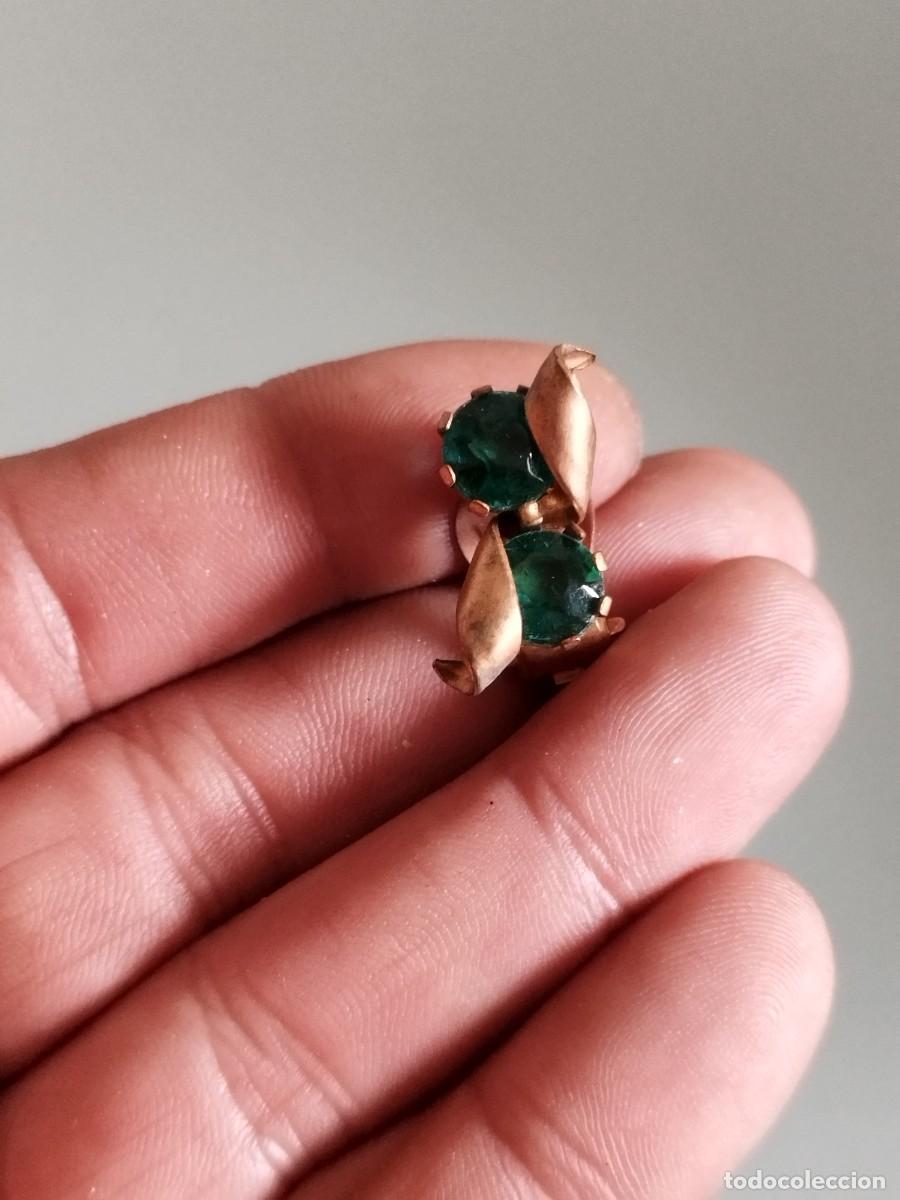 Joyeria: Antiguo pendiente de metal dorado a identificar. Desparejado con pedrer&iacute;a de color verde a identif
