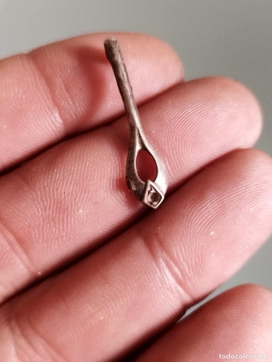 Gioielleria: Antiguo pendiente de metal plateado a identificar. Desparejado, solo uno..