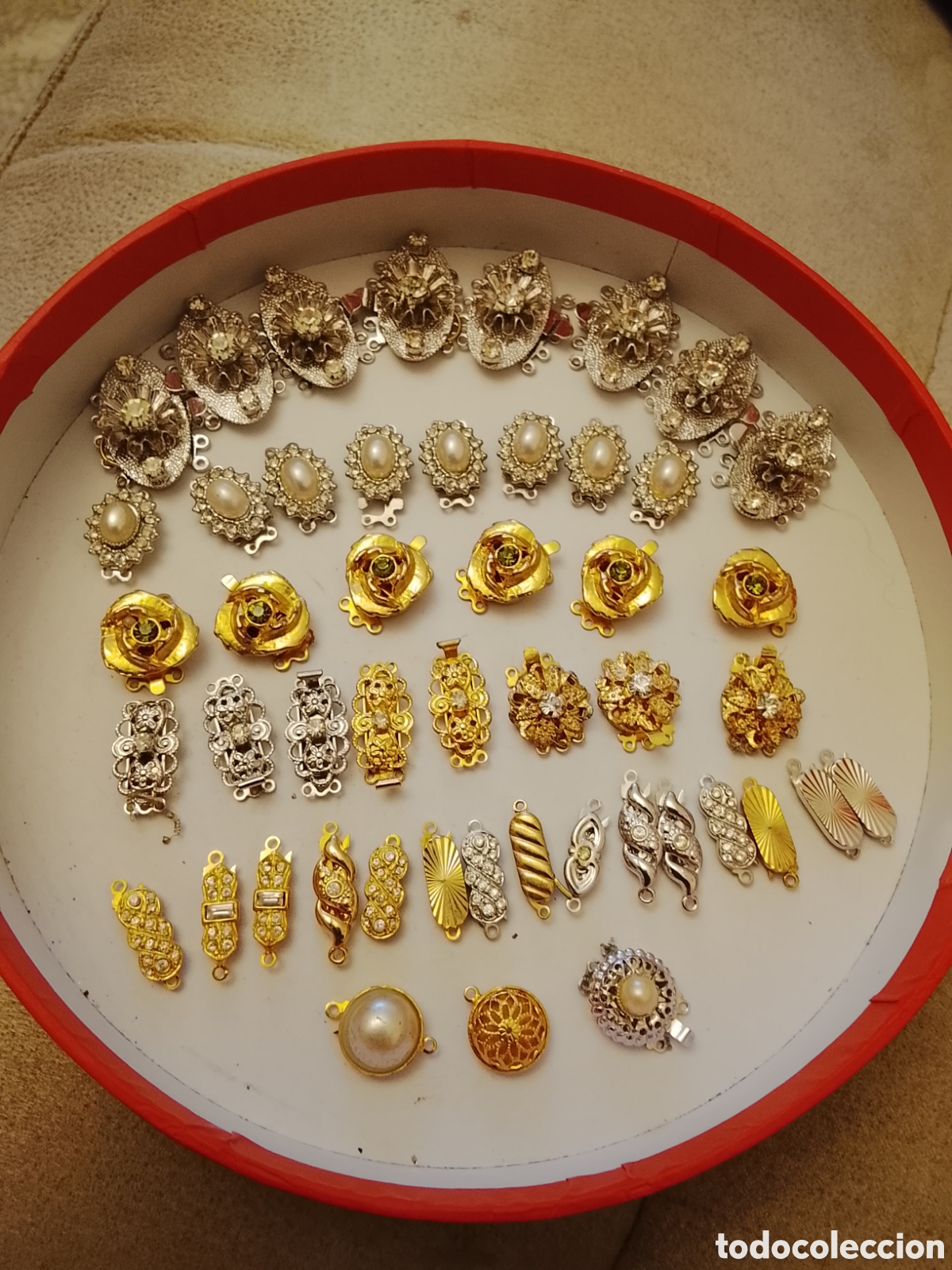 Joyeria: Lote de 50 antiguos broches para collares .Resto de tienda .Ver fotos y leer descripci&oacute;n