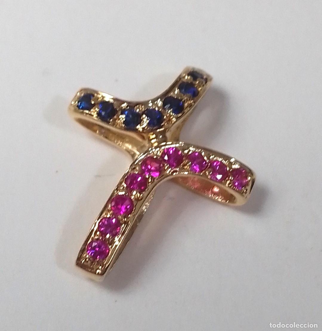 Joyeria: Cruz de plata de ley ba&ntilde;ada en oro con zafiro y rub&iacute; sint&eacute;ticos