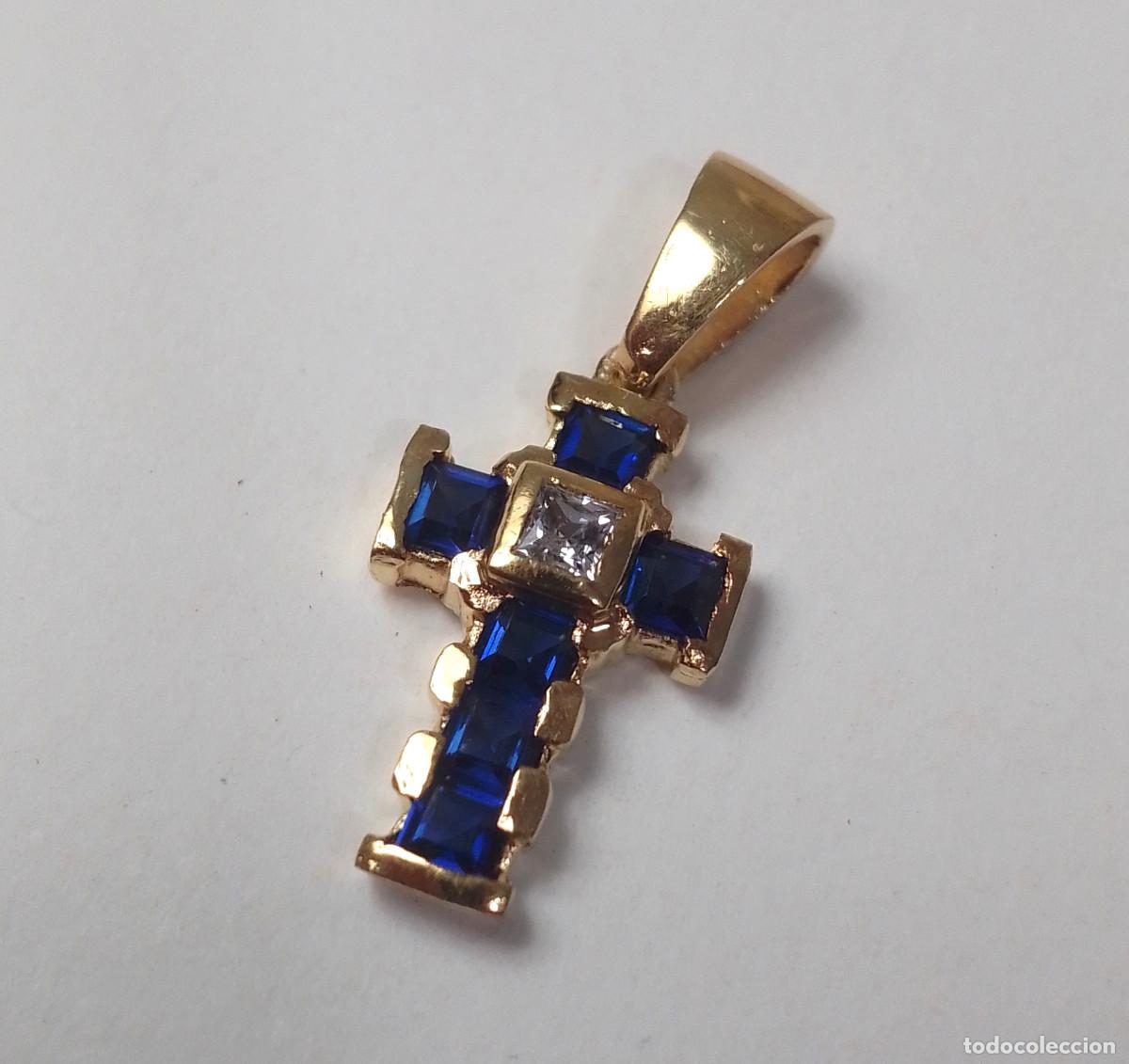 Joyeria: Cruz de plata de ley ba&ntilde;ada en oro con zafiro sint&eacute;tico