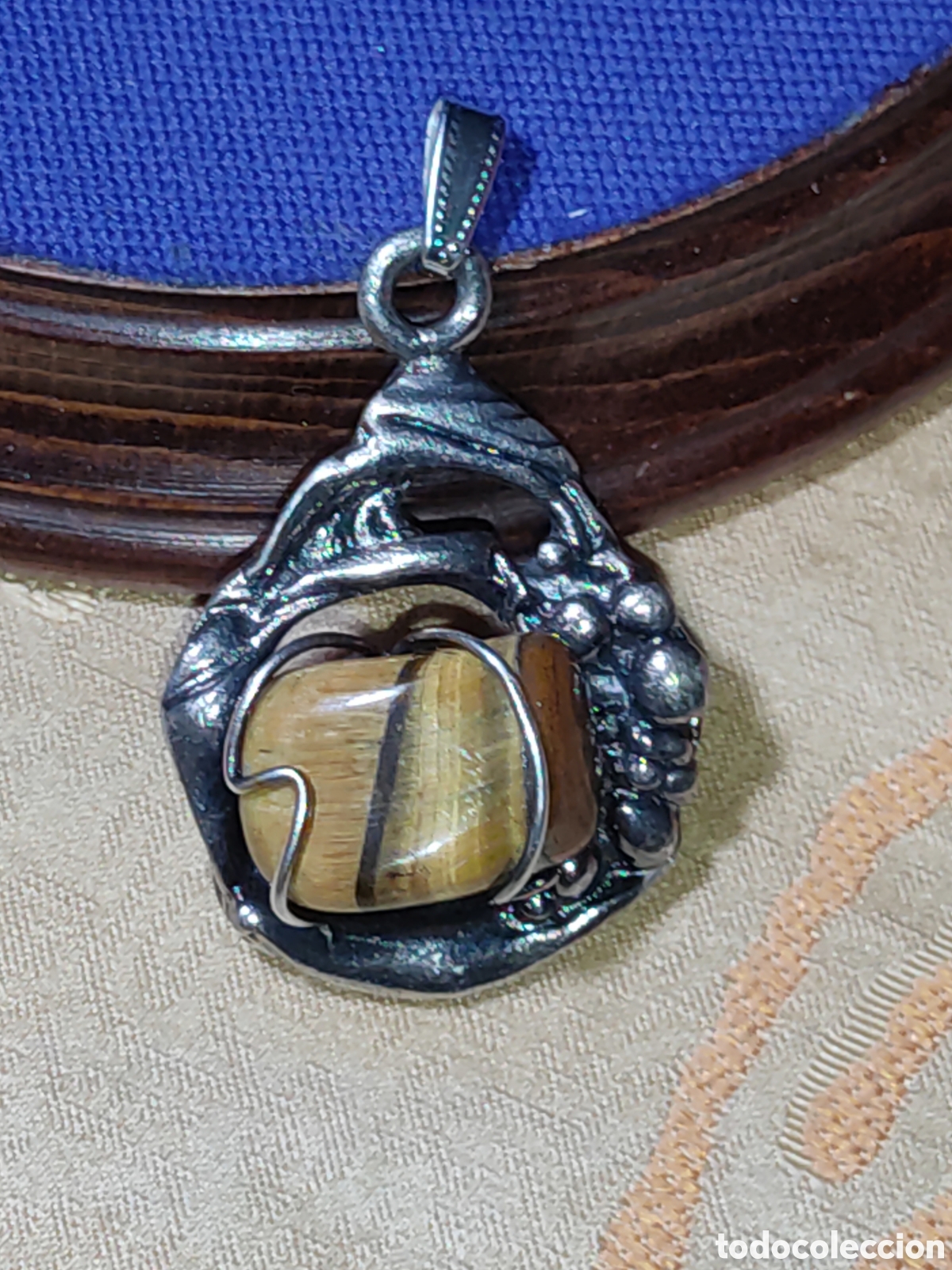 Joyeria: Gran colgante modernista de metal plateado con piedra ojo de tigre.