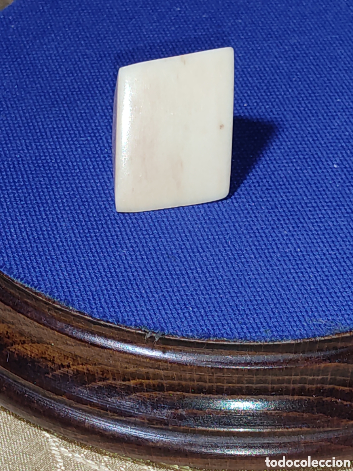 Joyeria: Antiguo anillo de hueso tono asalmonado,muy bonito.