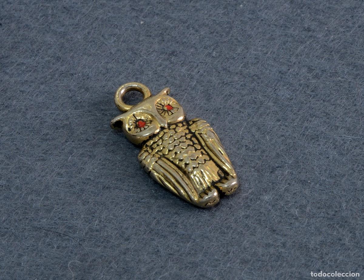 Joyeria: COLGANTE VINTAGE, B&Uacute;HO CON OJOS ROJOS