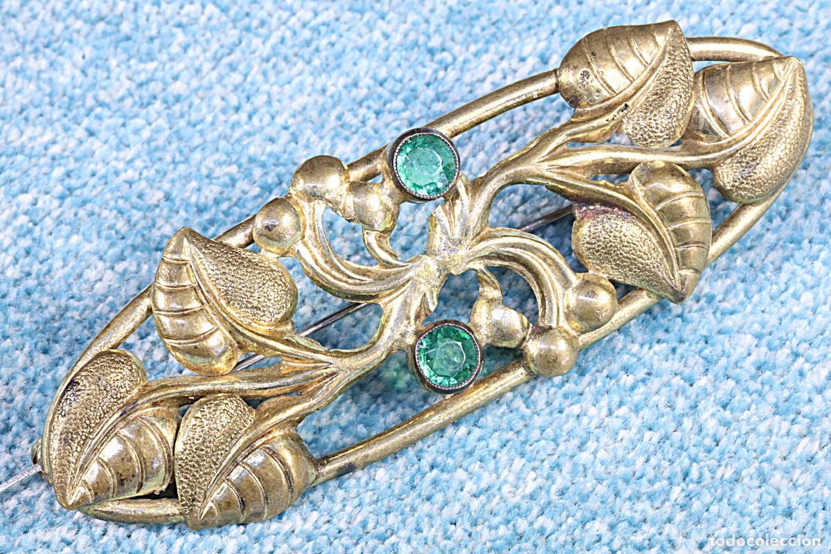 Joyeria: Broche lat&oacute;n modernista, con piedras verdes. Modernist brass brooch with green stones.