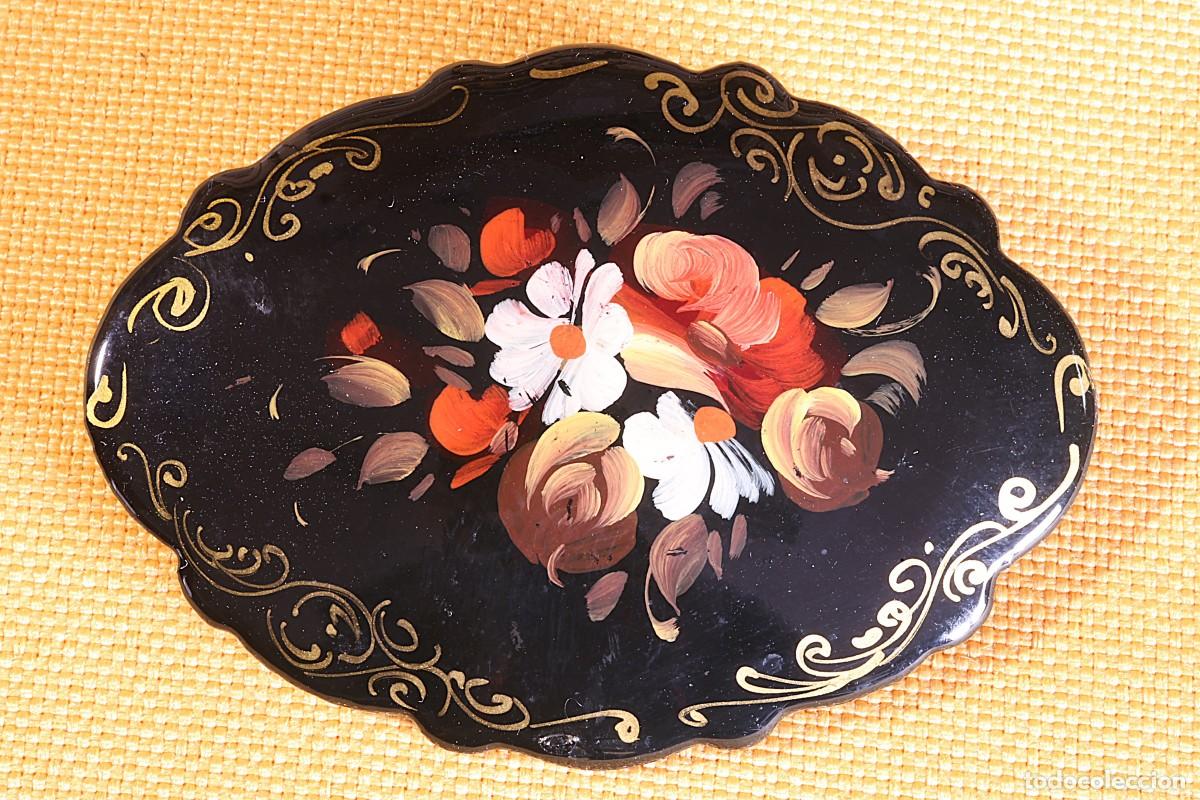 Joyeria: Broche de madera pintado a mano, y firmado. Ruso Hand-painted and signed wooden brooch. Russian.