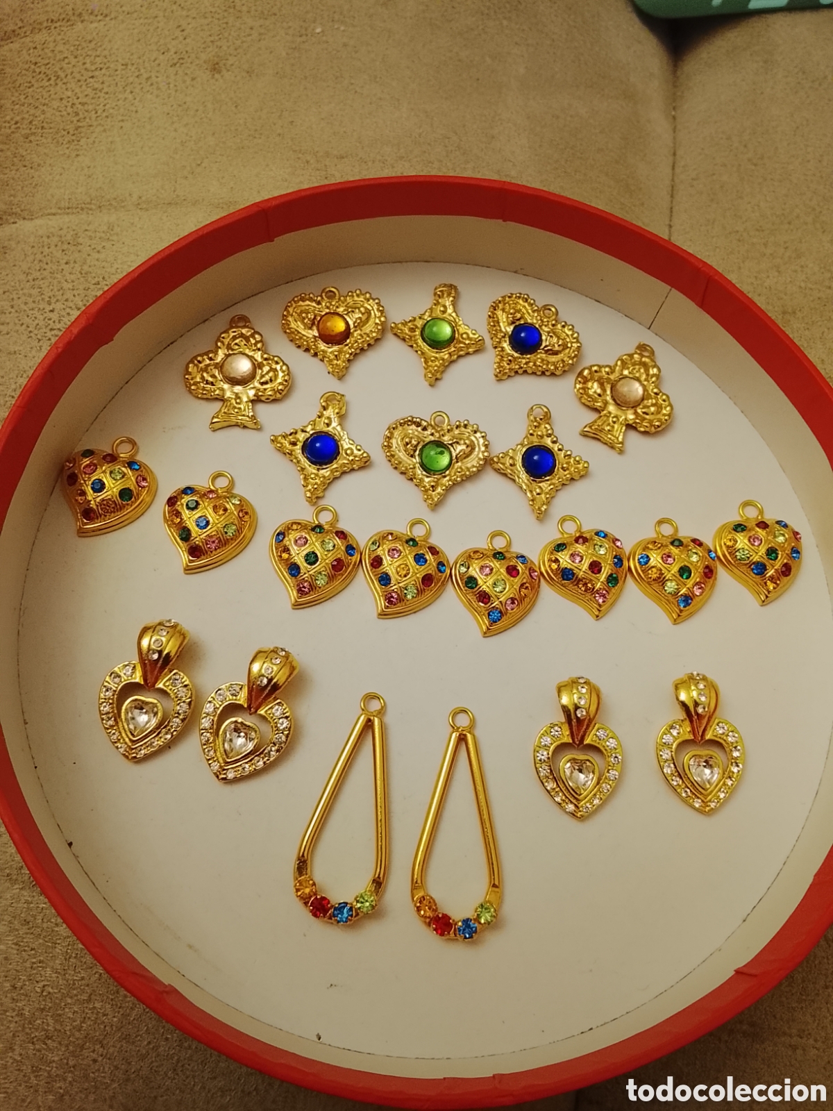 Joyeria: Lote de 22 colgantes .So un resto de tienda bisuter&iacute;a ,joyer&iacute;a ,de los a&ntilde;os 60-70