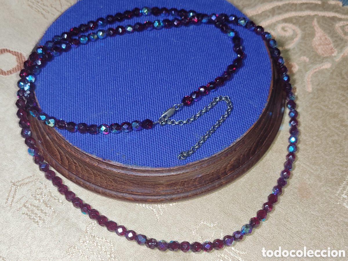Joaillerie: Collar largo de cristal de destellos color granate con cierre y cadena de plata.