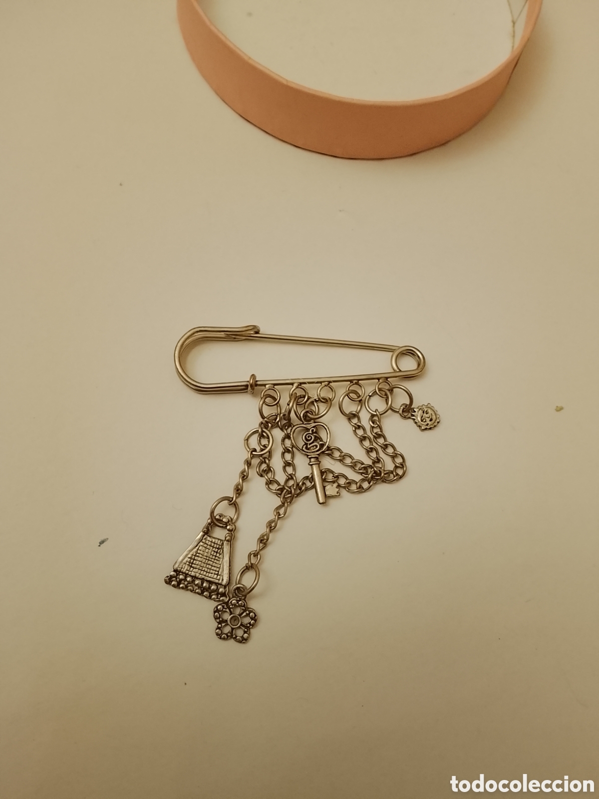 Joyeria: Antiguo broche prendedor de falda .Es de los a&ntilde;os 70.Mide 8 cent&iacute;metros ,y lleva diferentes colgante