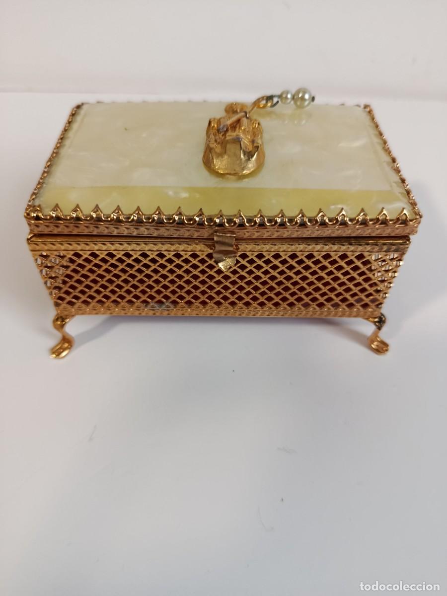 Joyeria: JOYERO VINTAGE DE METAL DORADO Y NACAR. SANTIAGO