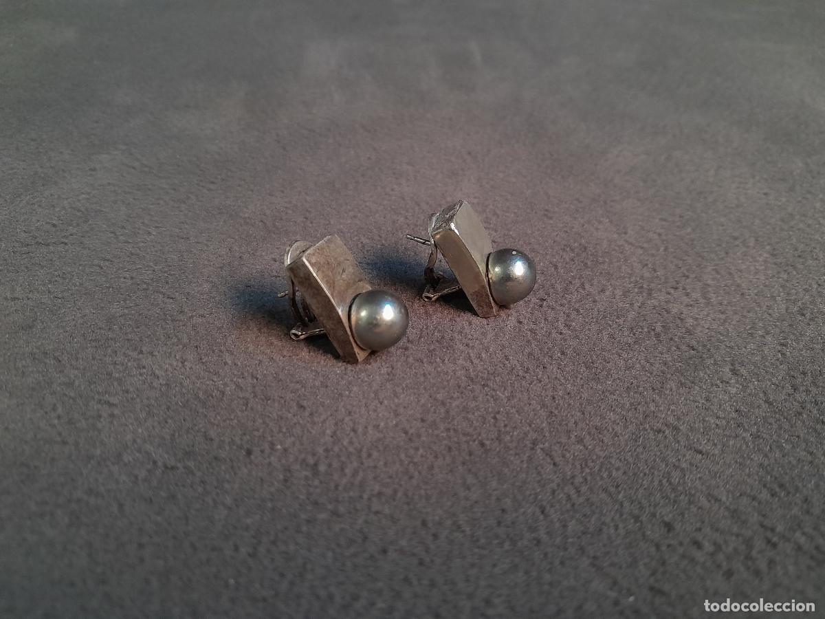 Joalharia: J.4441.PENDIENTES GEOM&Eacute;TRICOS EN METAL PLATEADO CON PERLAS CULTIVADAS. MEDIADOS DEL SIGLO XX.