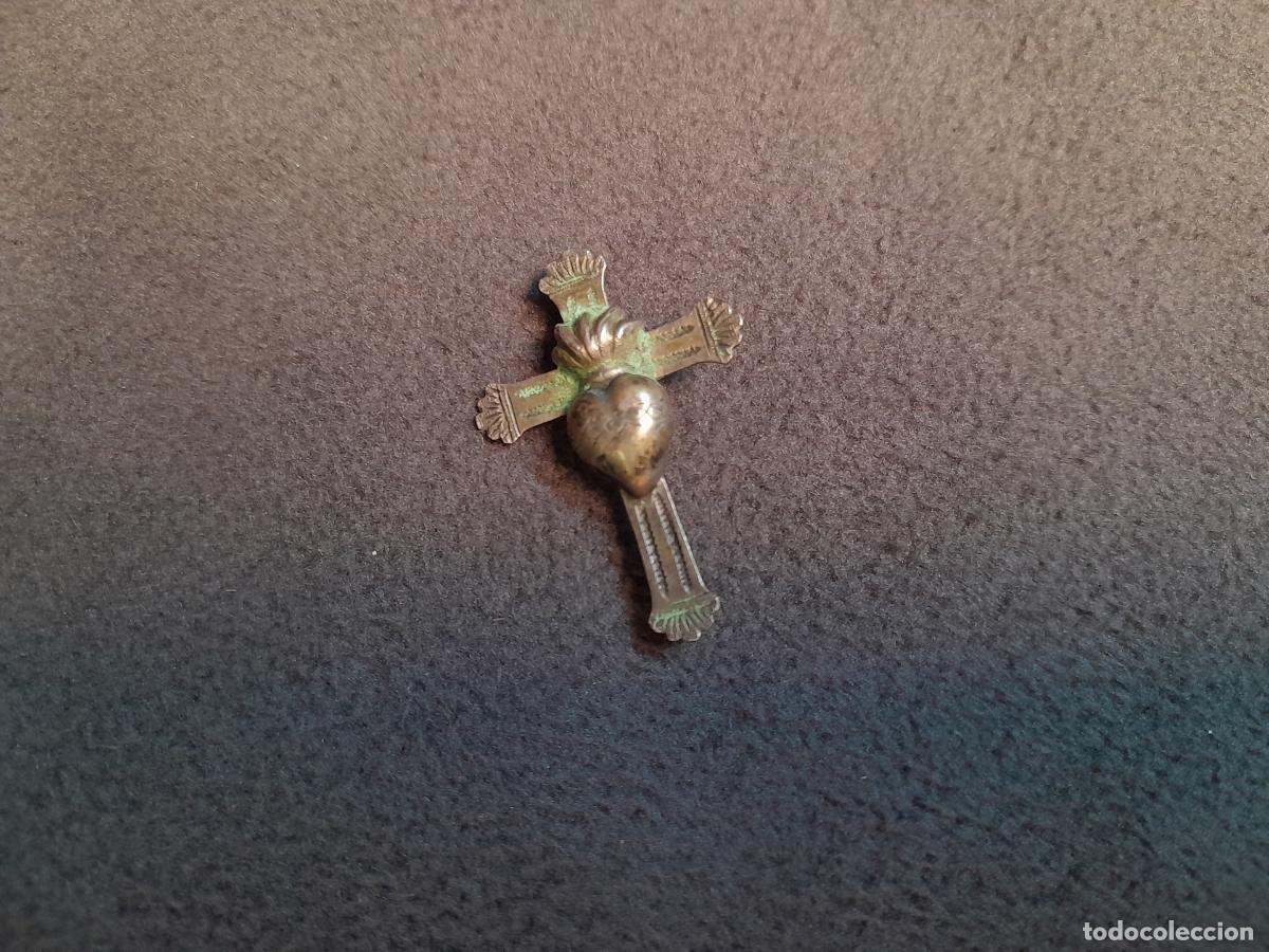 Schmuck: J-4445. BROCHE EN FORMA DE CRUZ DEL SAGRADO CORAZ&Oacute;N DE JES&Uacute;S. PLATA. PRINCIPIOS S. XX.