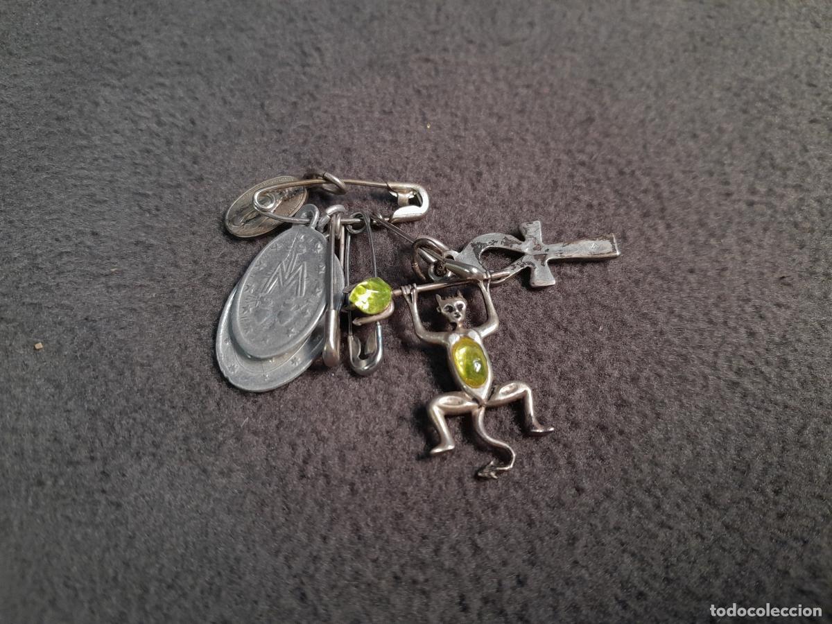 Joaillerie: M-2233. CONJUNTO DE 5 COLGANTES APOTROPAICOS Y MEDALLAS MARIANAS. MEDIADOS S. XX.