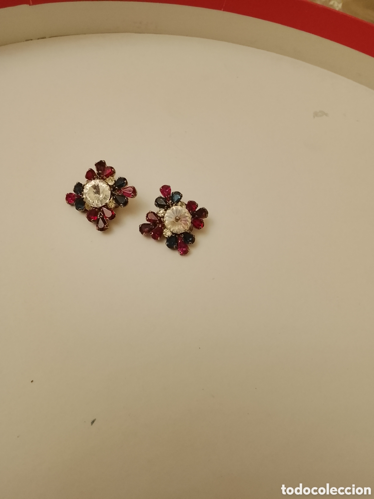 Joyeria: Antiguos pendientes de los a&ntilde;os 60 .Son met&aacute;licos y con pedrer&iacute;a engarzada .Leer descripci&oacute;n.