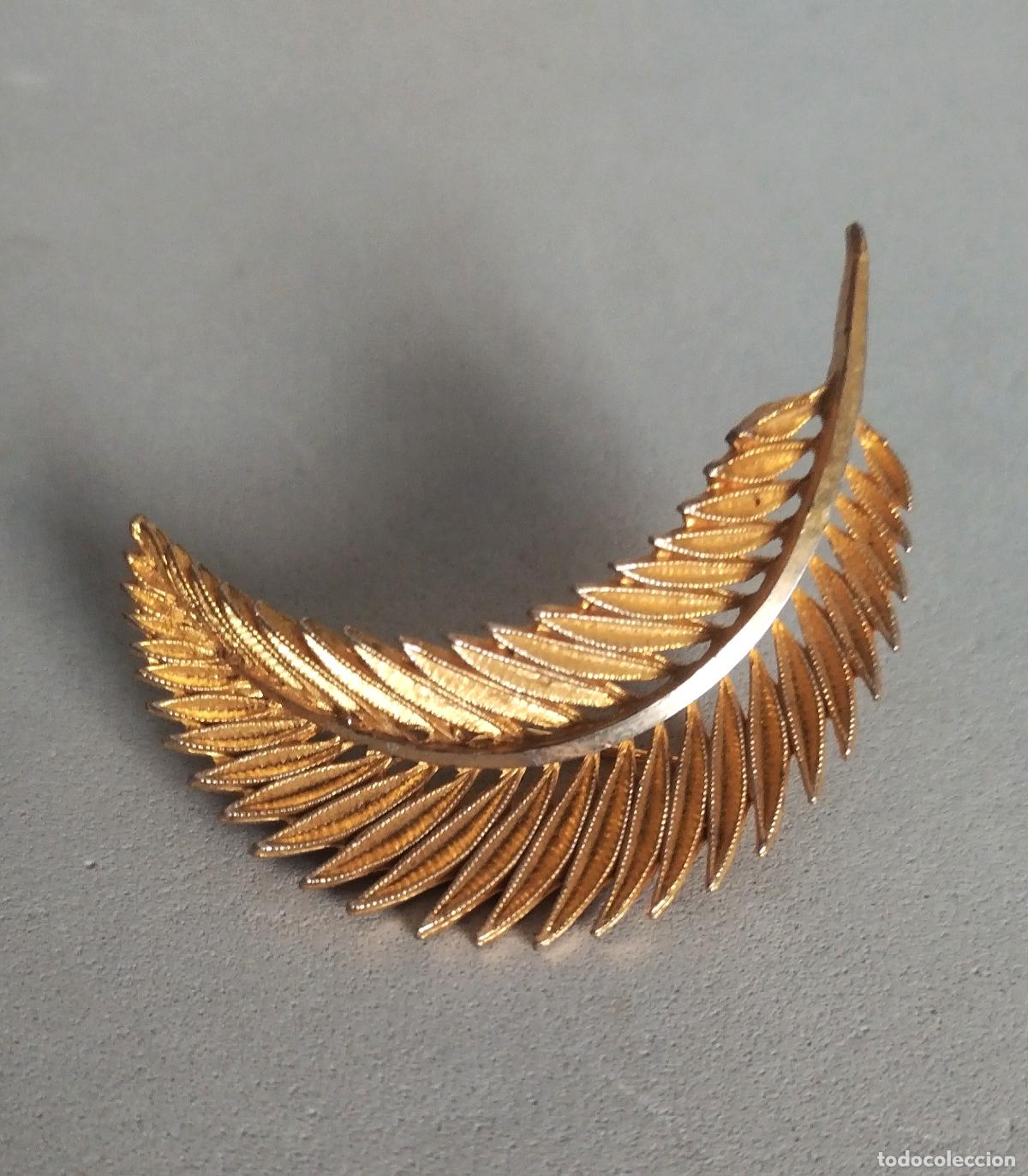 Joyeria: Broche dorado forma de hoja, bisuter&iacute;a antigua.