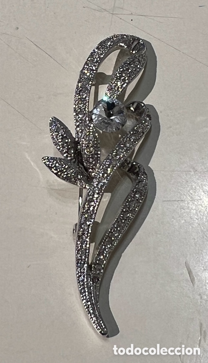 Joyeria: Broche. Flor. Metal plateado y cristal. A&ntilde;os 70.