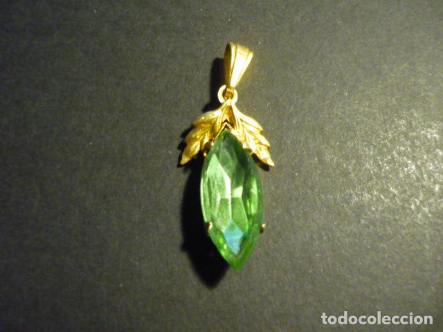 Joyeria: ANTIGUO COLGANTE CON PIEDRA 4 X 1,7 CM