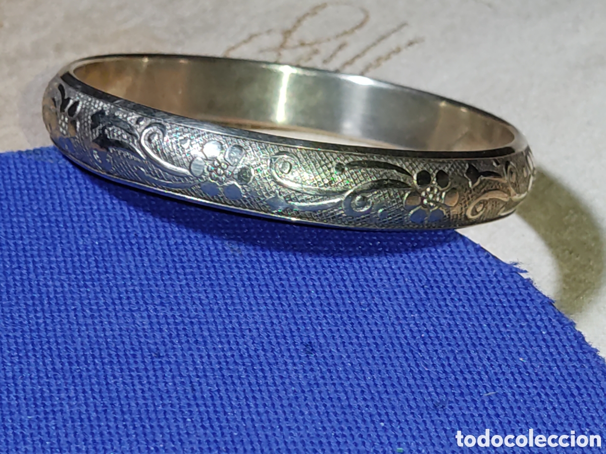 Joyeria: Antigua pulsera de lat&oacute;n repujado.