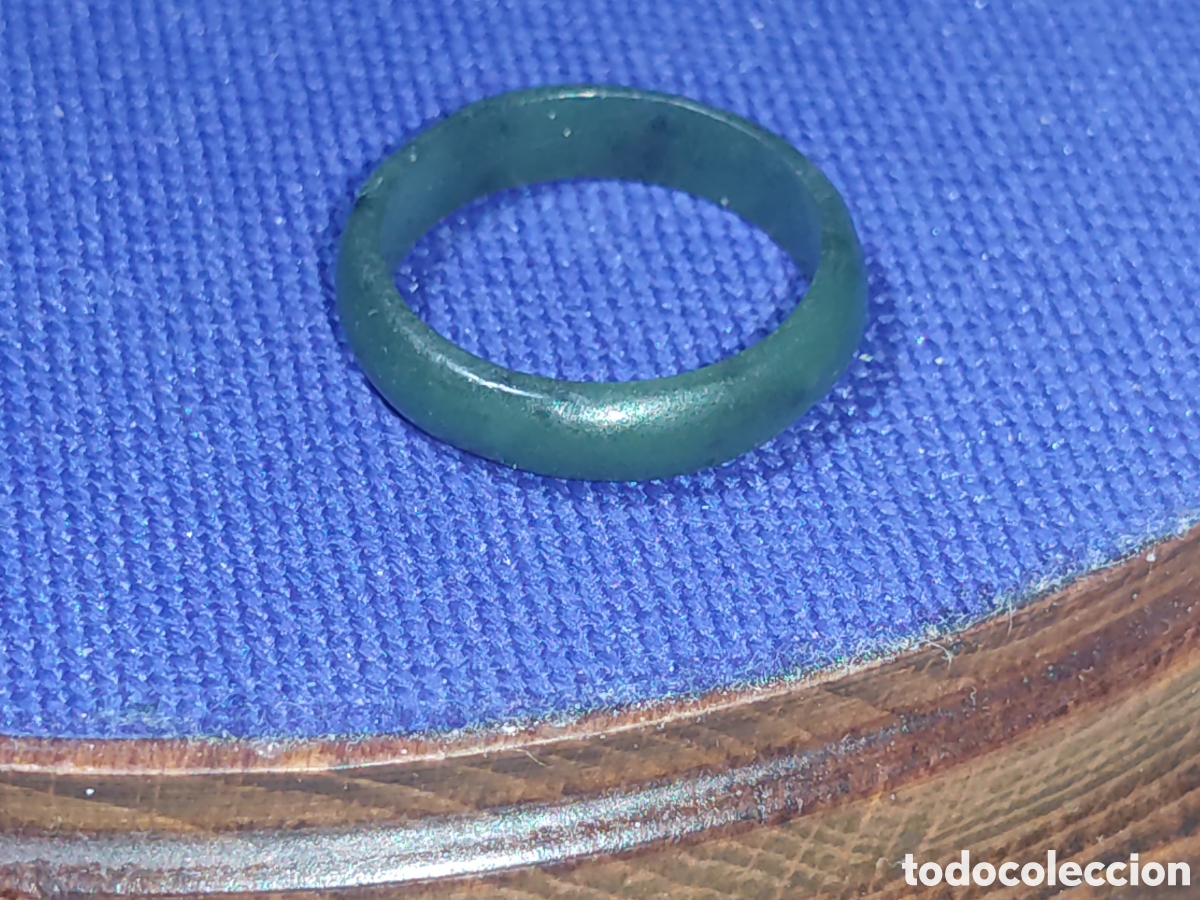 Joyeria: Antiguo anillo de jade verde.